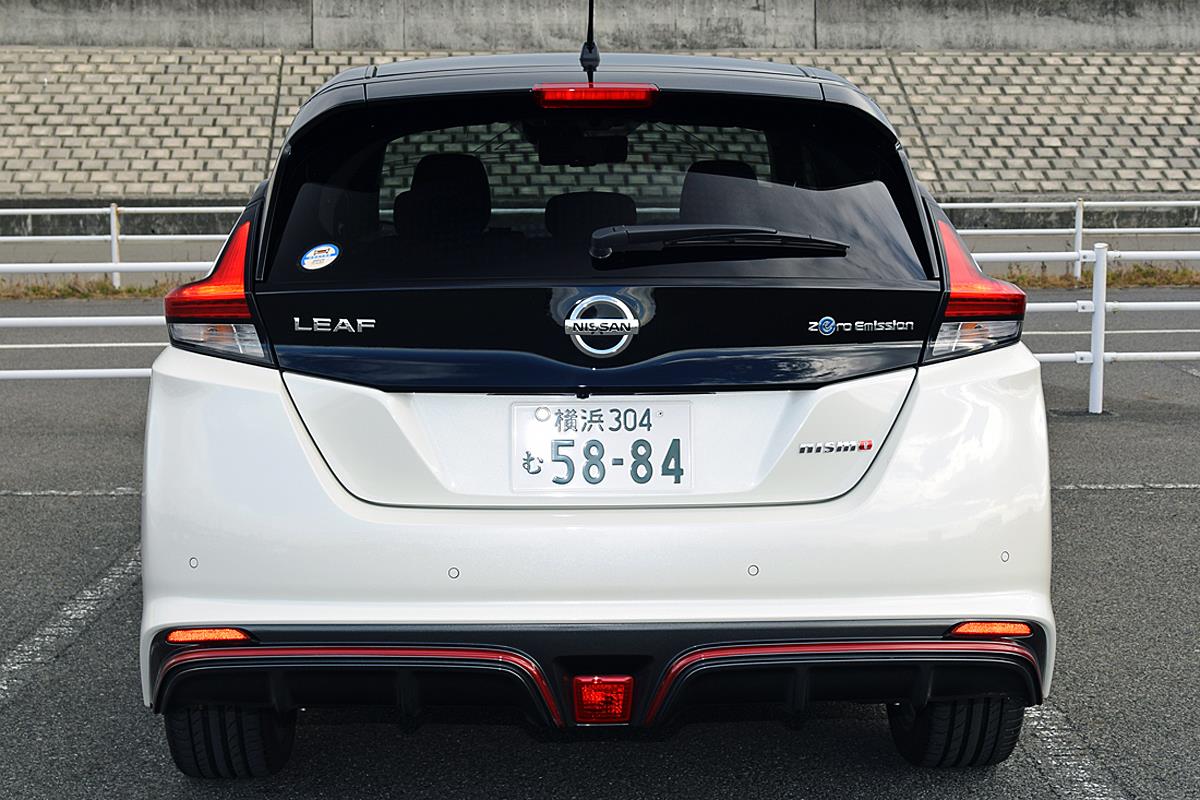 リーフNISMO。真っ赤なアクセントラインが刺激的な走りを予感させる？