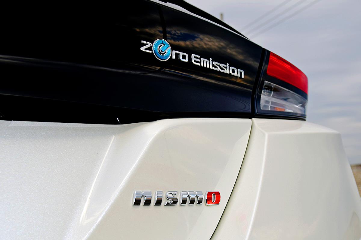 「NISMO」と「Zero Emission」のバッジがキラリ。スポーツ性能と環境性能を両立している証