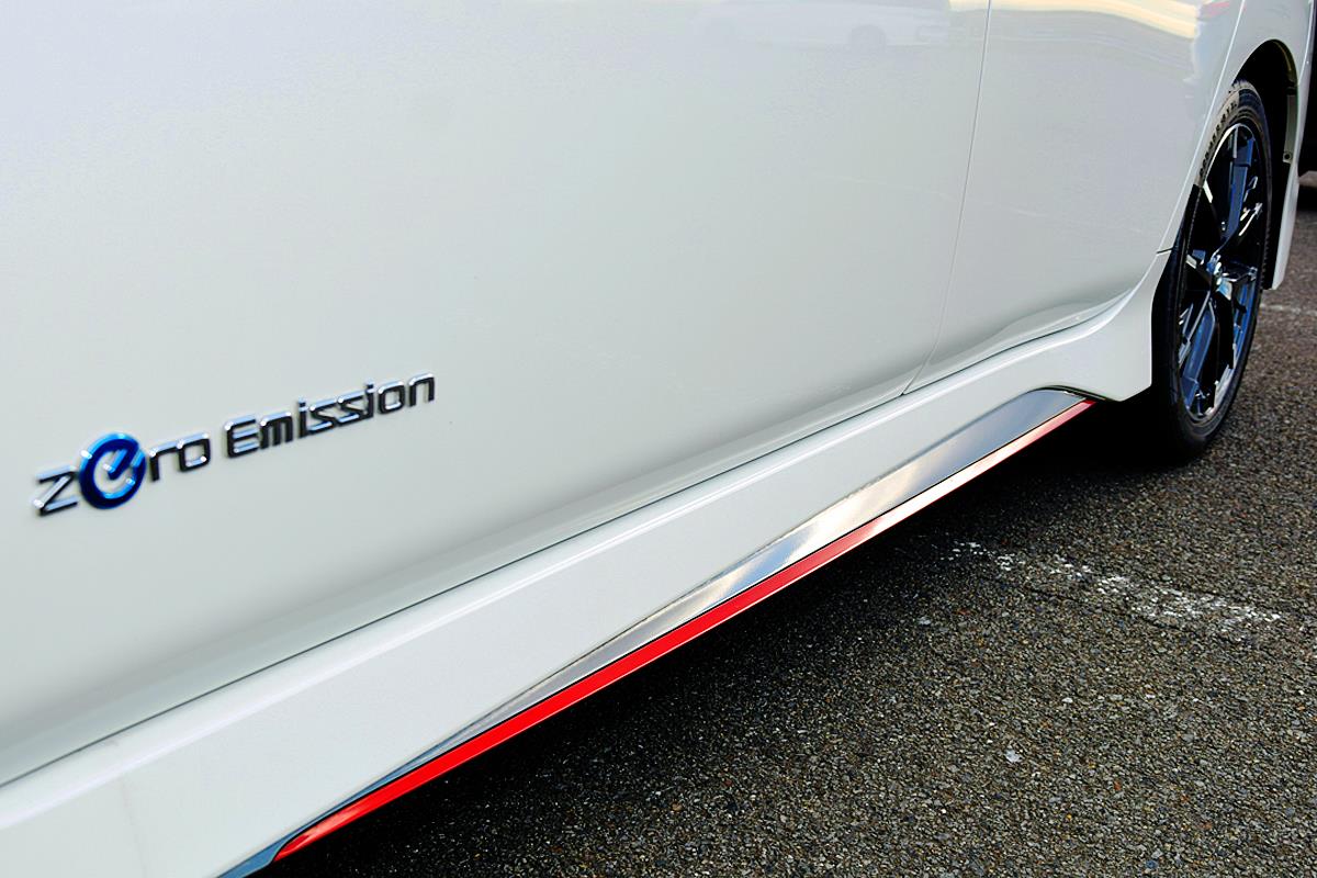 整流効果を発揮するNISMO専用のサイドシルプロテクター。真っ赤なアクセントラインが一直線に走る