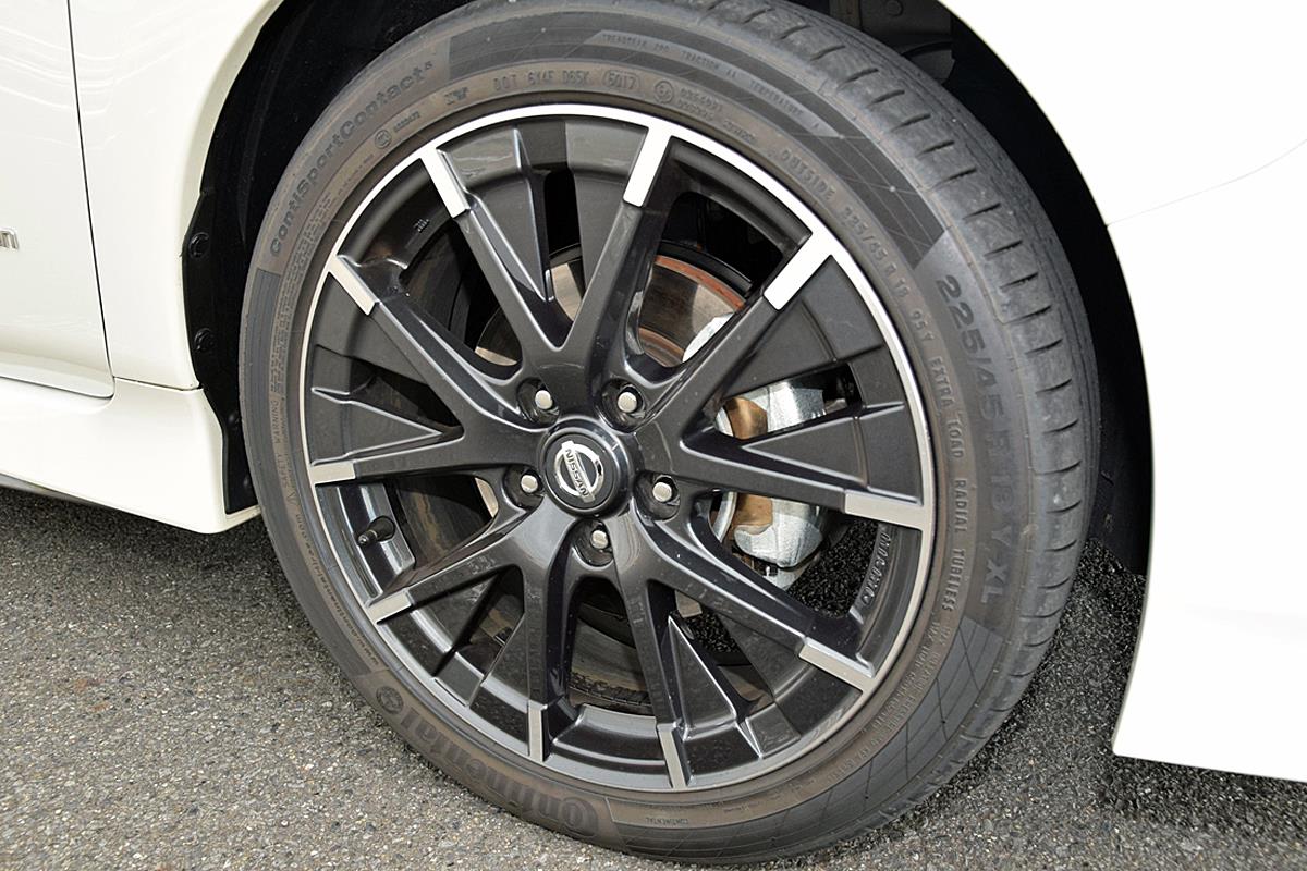 225/45R18のコンチネンタルタイヤを装着