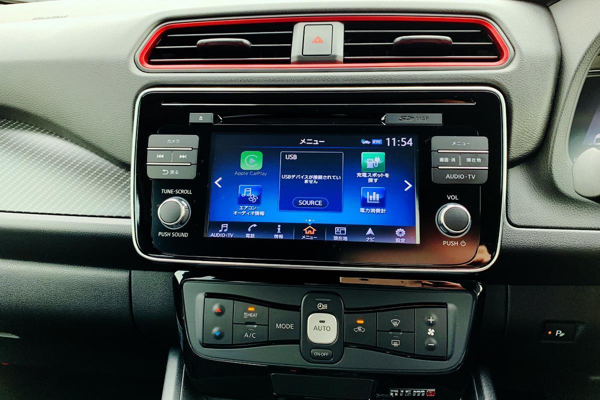 センタークラスターは簡素。モニターは小さい