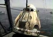 米フロリダ沖のメキシコ湾に着水後、船に引き上げられた新型有人宇宙船「クルードラゴン」＝日本時間３日早朝（ＮＡＳＡテレビから）