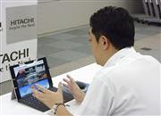 オンラインで企業説明に当たる日立製作所の担当者＝１日午後、東京都千代田区