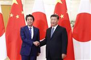 昨年１２月、北京の人民大会堂で会談した安倍首相（左）と習主席（中国新聞社）