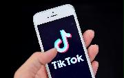 スマホに表示されるＴｉｋＴｏｋ（ティックトック）の画面＝２日、東京都