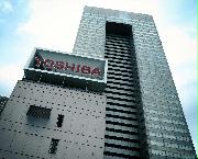 東京都港区の東芝本社ビル（早坂洋祐撮影）