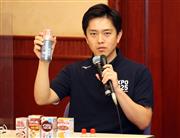 うがい薬の活用について話す吉村洋文・大阪府知事＝４日、大阪市中央区の府公館（前川純一郎撮影）