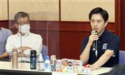 うがい薬について話す吉村洋文・大阪府知事（右）と松井一郎・大阪市長＝４日、大阪市中央区の府公館（前川純一郎撮影）