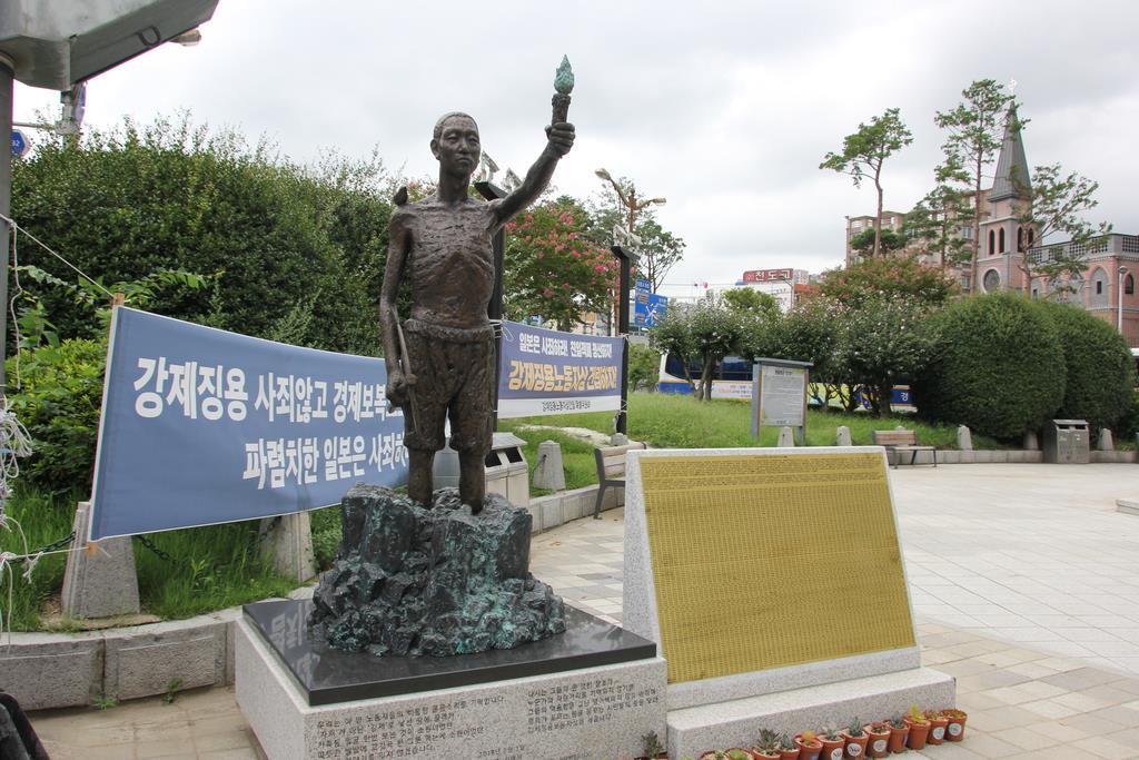 日本総領事館近くに設置された徴用工像＝令和元年９月６日午後、韓国・釜山（鈴木俊輔撮影）