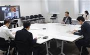 東京都内で開かれた、ＡＩを活用して新型コロナウイルス対策の検討を進める委員会の会合。右端はあいさつする西村経済再生相＝５日