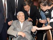 台北市内のホテルで、車椅子に乗り支持者と握手する李登輝元総統【撮影日：2019年10月19日】