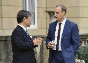 　５日、ロンドンで対面形式の会談を行った茂木外相（左）と英国のラーブ外相（外務省提供・共同）