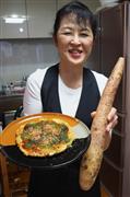 被災時にも作れるお好み焼きなど、フェーズフリー防災レシピを研究する飯田和子さん。長芋の常備を推奨＝東京都小平市（重松明子撮影）