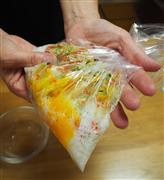 素材を潰す、混ぜる、乾物を戻す…などが一度にできるポリ袋。道具と手間を最小化する（重松明子撮影）