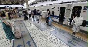 お盆の帰省時期にも関わらず閑散とする東京駅の新幹線ホーム＝８日午前、東京都千代田区（松井英幸撮影）