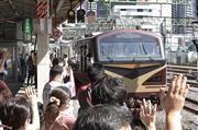 ファンに見送られ、ＪＲ仙台駅を出発する観光列車「リゾートみのり」＝１０日午前