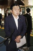 記者団の取材に応じる赤羽国交相＝４日午後