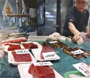 北海道函館市内の市場に並ぶ青森県沖で捕れたミンククジラ＝６月