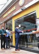 「カレーハウスＣｏＣｏ壱番屋」のインド１号店で、開店のテープカットをする関係者（共同）