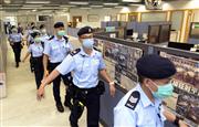 １０日、蘋果日報本社を家宅捜索する香港警察当局（ＡＰ）