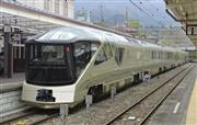 ＪＲ東日本の豪華寝台列車「トランスイート四季島」＝２０１７年５月