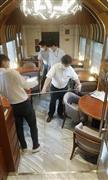 「トランスイート四季島」の車内をメジャーで計測するスタッフ＝６月（ＪＲ東日本提供）