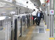 ゴールデンウイークは、マスク姿で乗り込む利用客が目立った＝５月６日、ＪR新大阪駅（渡辺恭晃撮影）