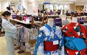 【コロナ禍、日照不足で浴衣の売上が低調】コロナ禍、日照不足により浴衣の売りあげが低調となっている。松屋銀座では浴衣地を使ったマスクや自分で結べる兵児帯、リモート映えする浴衣などを販売、例年より時期を早めたセール販売を行っている＝２日午後、東京・銀座（桐山弘太撮影）