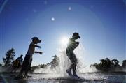 気温が上昇した群馬県伊勢崎市の公園で水遊びをする子供たち＝１１日午後