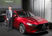 マツダの新型車「マツダ３」を発表する丸本明社長＝２０１９年５月、東京都品川区（飯田英男撮影）