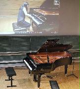 ドイツの音楽大と日本にある２台のピアノをネット経由で正確に連動させ行われるリモート試験の様子＝６月（ヤマハ提供）