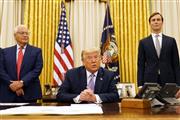 記者団に話すトランプ米大統領（中央）＝１３日、ホワイトハウス（ＡＰ）