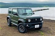 新型のジムニーシエラ。アウトドアで様になるのはもちろん、銀座や丸の内のオフィス街でもたくさんの視線を集めた