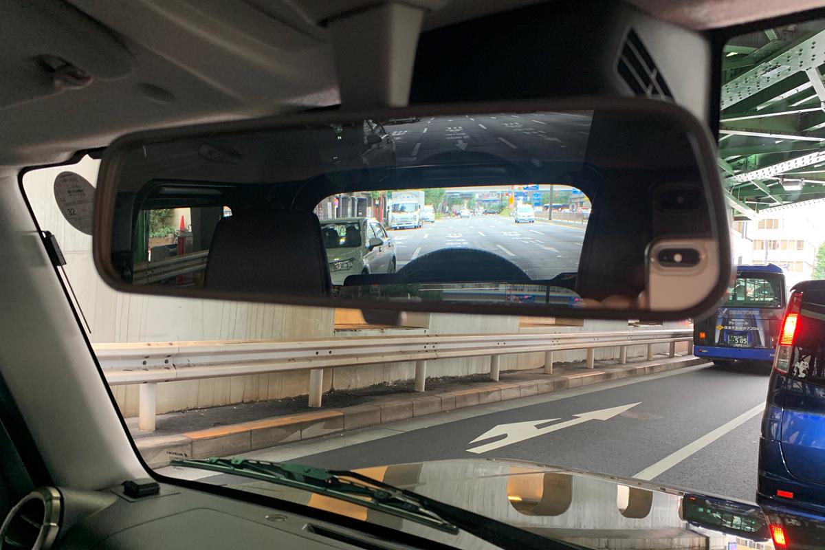 スペアタイヤを積んだミラー越しの後方視界（停車中に撮影）