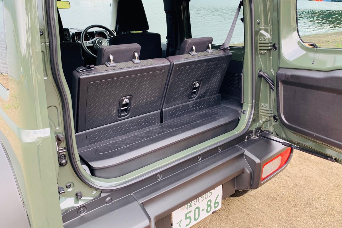 後席を立てた状態だと荷物を積み込むスペースは非常に限られている