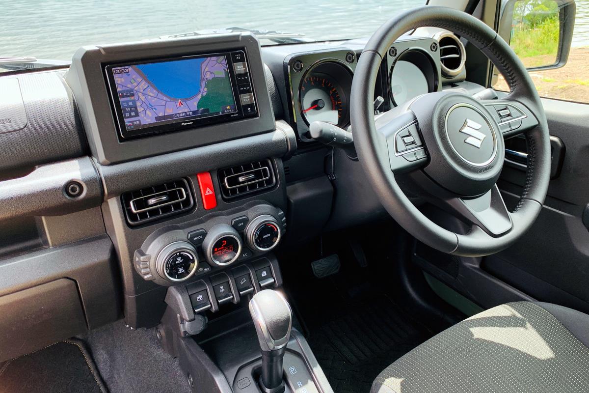 大きめのスイッチやボタンは手袋をはめていても操作がしやすい設計