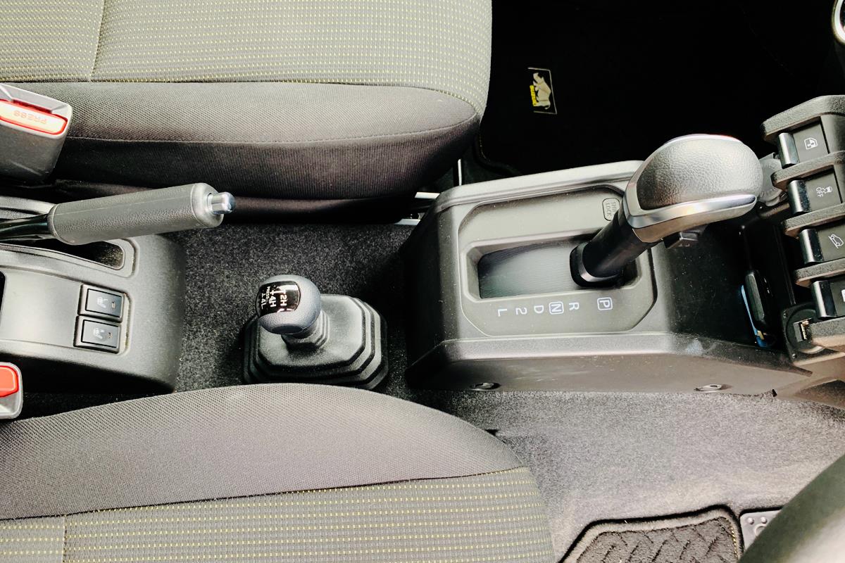 試乗車は4速AT車だった。シフターのそばには副変速機を操作するトランスファーレバーがある