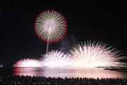 昨年８月に開催された「三国花火大会」。今夏の中止が決まったが、関係者は来夏の開催にも気をもんでいる＝福井県坂井市（大会実行委員会提供）