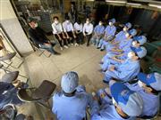 地元猟友会のメンバー（左奥）から話を聞く生徒たち＝７月２９日、岡山県笠岡市