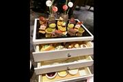 Hotel Fairmont Singapore のアフタヌーンティーは、スイーツや軽食が宝石箱に詰め込まれてくるという演出で、女性の心をわしづかみにします。提供：執筆者
