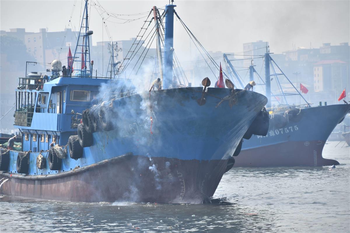 中国が東シナ海の漁解禁 漁船が一斉に出港 一部は尖閣沖へ Sankeibiz サンケイビズ 自分を磨く経済情報サイト
