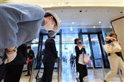 フェースシールド着用で接客する三越銀座店の従業員ら。コロナ禍で個人消費は大きく落ち込んだ＝５月３０日、東京都中央区