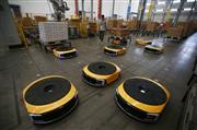 蘇寧物流が公開した南京市の「無人倉庫」で作業する自動搬送ロボット＝１１日（中国新聞社）