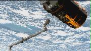 国際宇宙ステーションのロボットアーム（左）から放出された物資補給機「こうのとり」９号機＝日本時間１９日未明（ＪＡＸＡ、ＮＡＳＡ提供）
