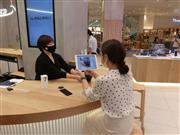 店頭での手続きはセルフが基本で、必要な時に店員がサポートする＝２０日、横浜市中区