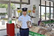 展示場にはシイタケのほか、全国の刑務所で生産された商品が並ぶ＝千葉県市原市の市原刑務所（長橋和之撮影）