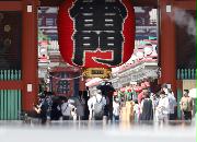 雷門周辺で記念撮影をする人々＝１１日午後、東京都台東区（松井英幸撮影）