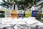 病院の前で韓国政府に抗議する医師ら＝２６日、韓国・水原（ＡＰ）