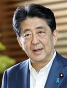 記者団の質問に答える安倍晋三首相＝２４日午後、首相官邸（春名中撮影）