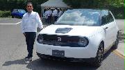 ホンダが１０月に国内発売するＥＶ「Ｈｏｎｄａ ｅ」と開発責任者の一瀬智史シニアチーフエンジニア＝栃木県高根沢町（今村義丈撮影）